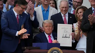Trump promulga ley de recortes de impuestos y gastos Trump promulga ley de recortes de impuestos y gastos