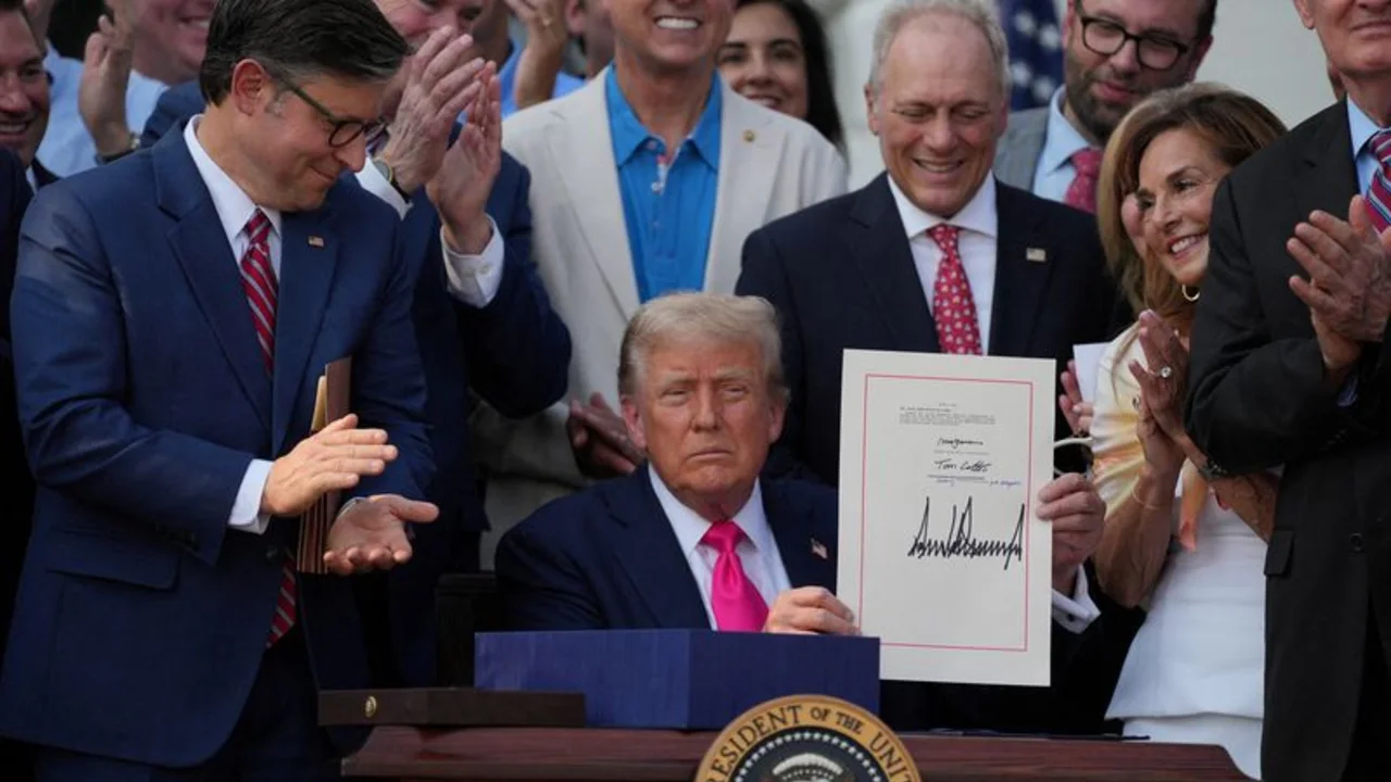 Trump promulga ley de recortes de impuestos y gastos