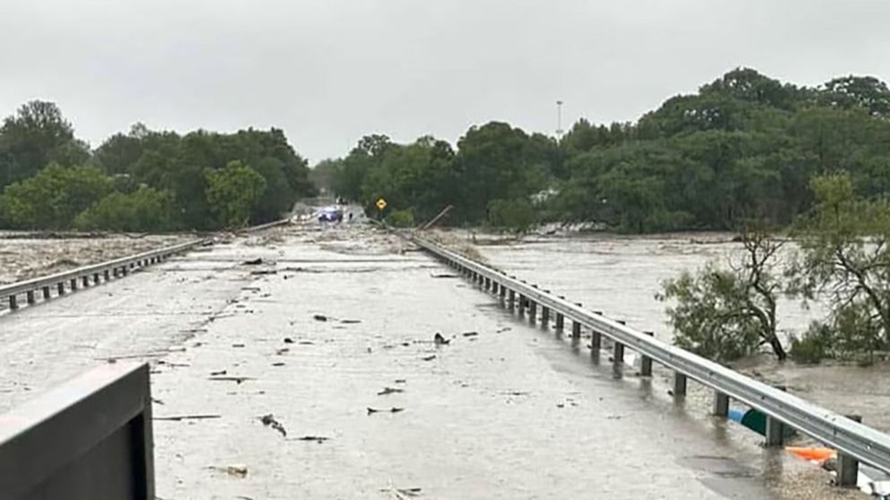 Por el desborde de un río, Texas se inundó dejando 24 muertos y 20 menores desaparecidos