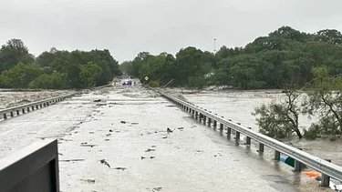 Por el desborde de un río, Texas se inundó dejando 24 muertos y 20 menores desaparecidos