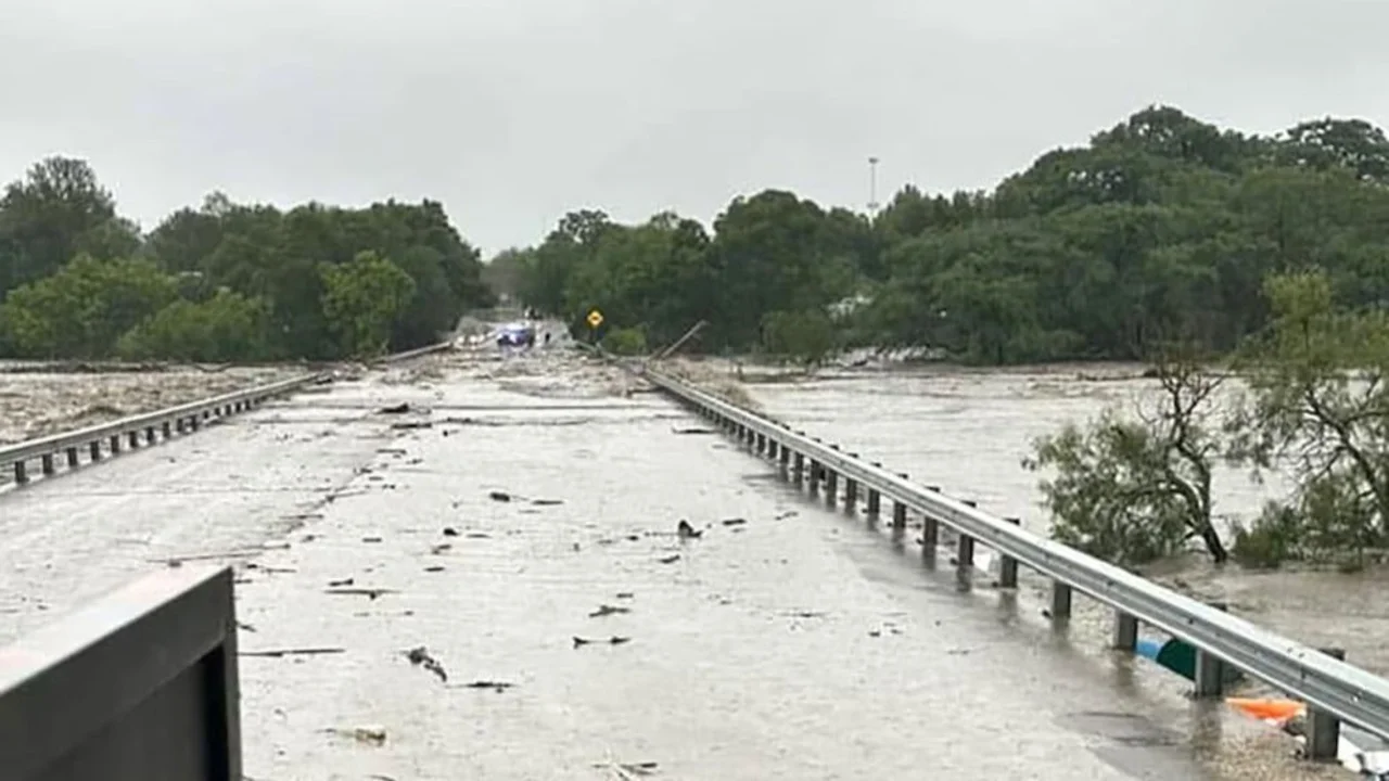 Por el desborde de un río, Texas se inundó dejando 24 muertos y 20 menores desaparecidos