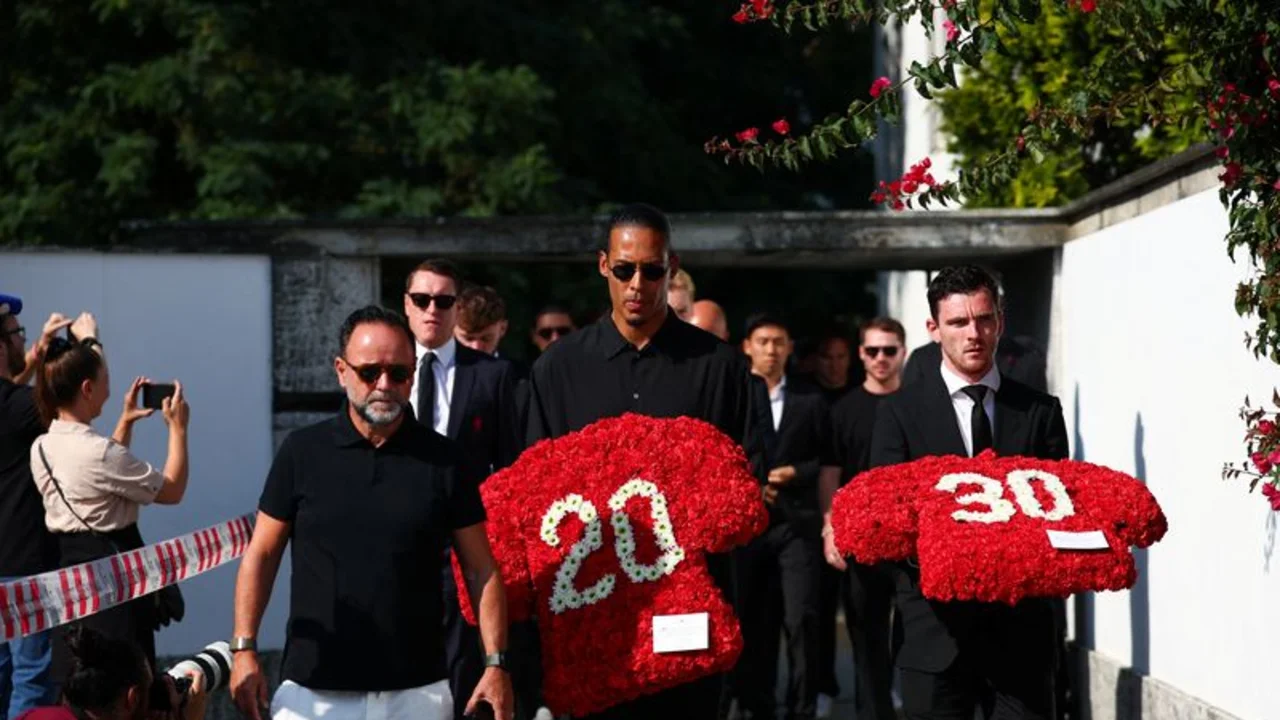 Jugadores del Liverpool llevan corona de flores rojas en el funeral de Diogo Jota