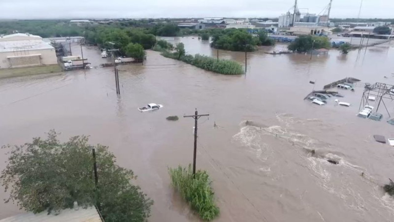 Se confirma la muerte de 27 personas mientras empiezan a retroceder las aguas en el centro de Texas