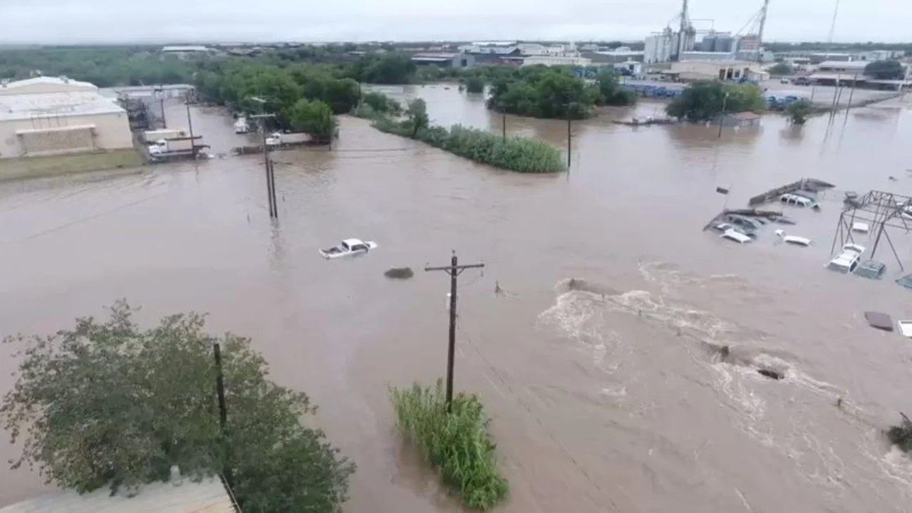 Se confirma la muerte de 27 personas mientras empiezan a retroceder las aguas en el centro de Texas