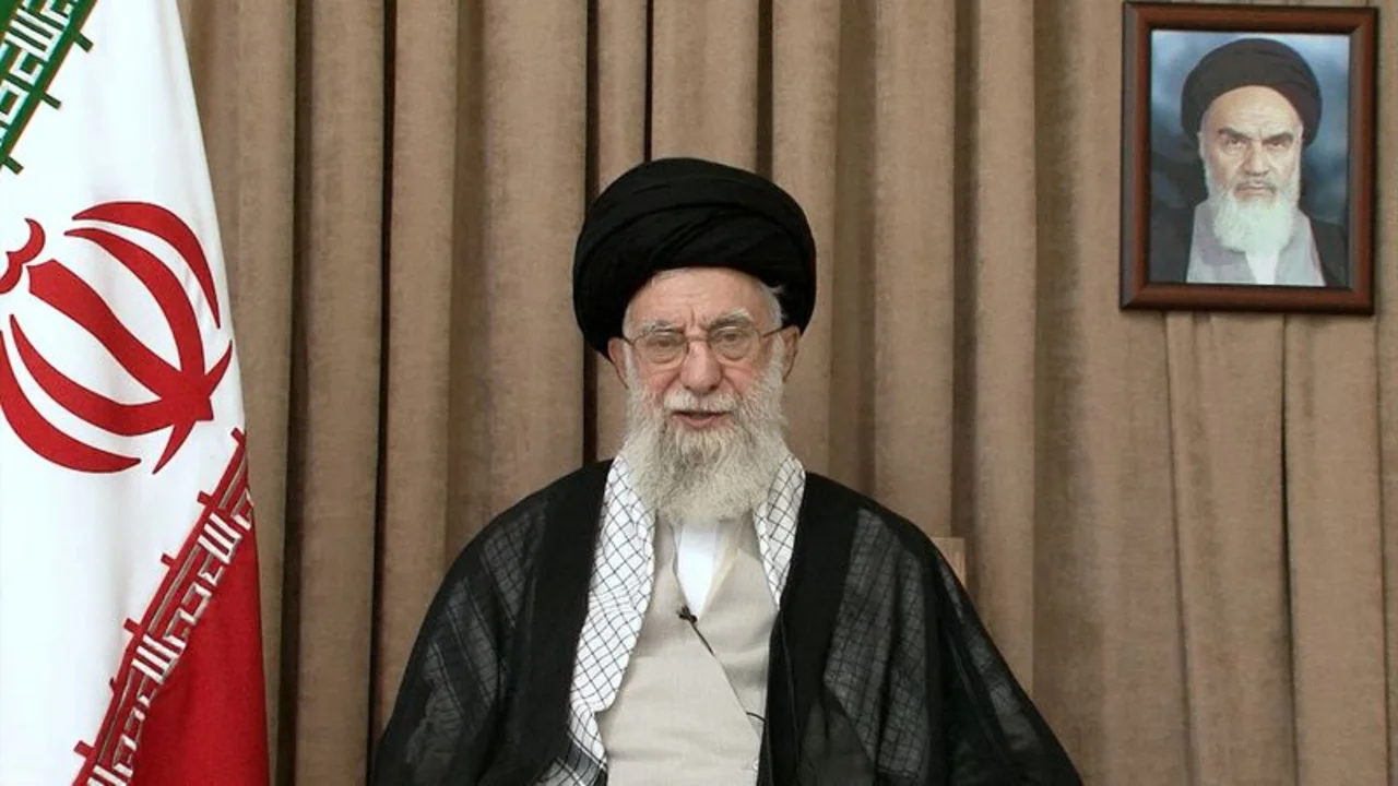 Líder iraní Jamenei reaparece en un acto público semanas después de guerra con Israel