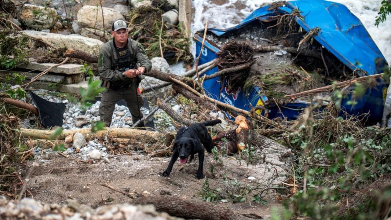 Búsqueda de víctimas por inundaciones de Texas entra en su tercer día, con previsión de más lluvias