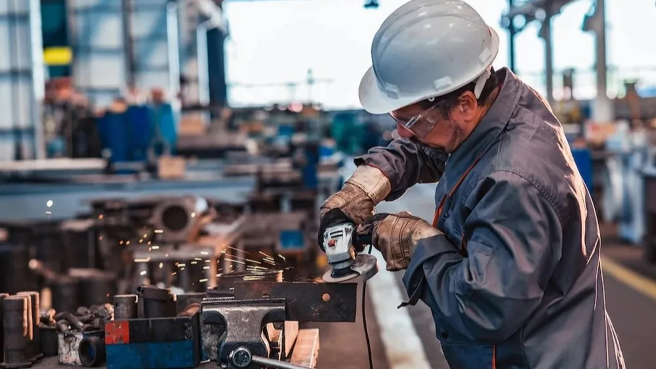 Obrero industrial trabajando