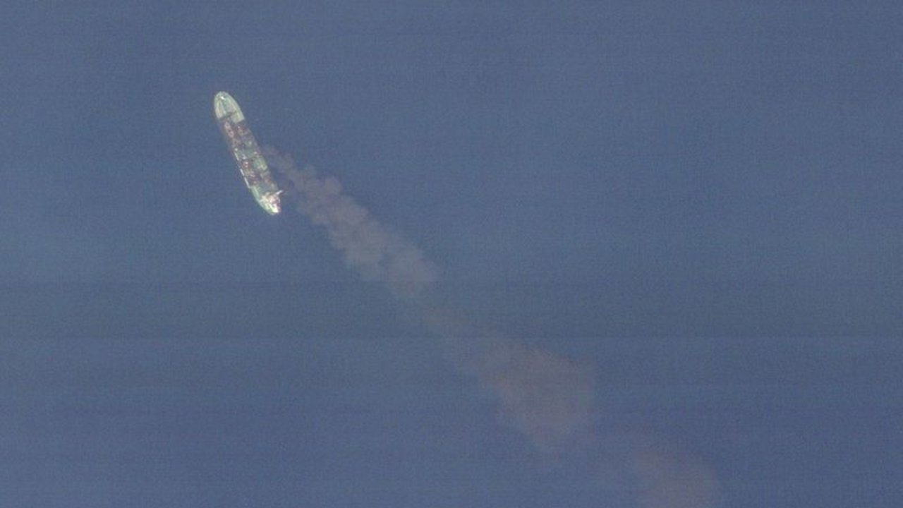 Tripulación abandona barco atacado en mar Rojo frente a Yemen, según agencia marítima británica