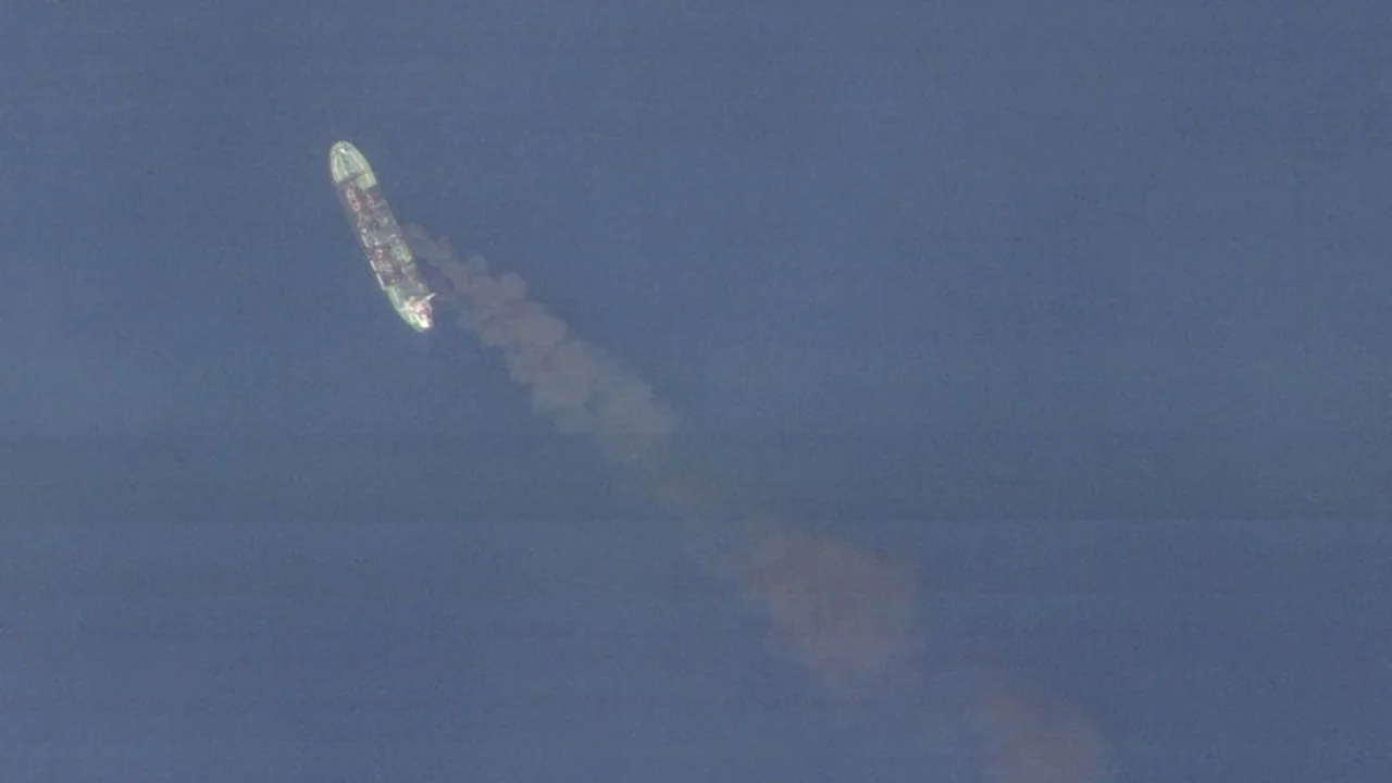 Tripulación abandona barco atacado en mar Rojo frente a Yemen, según agencia marítima británica