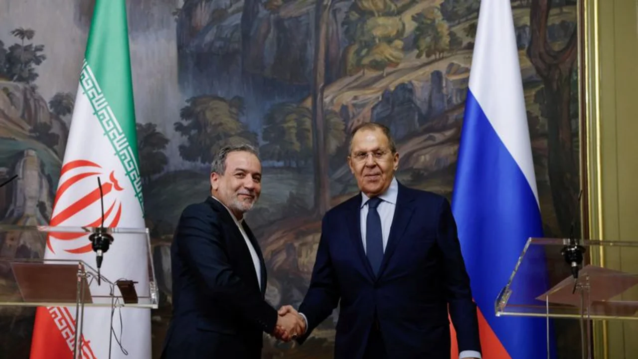 Ruso Lavrov se reúne con par iraní Araqchi y renueva oferta de ayudar a resolver conflicto