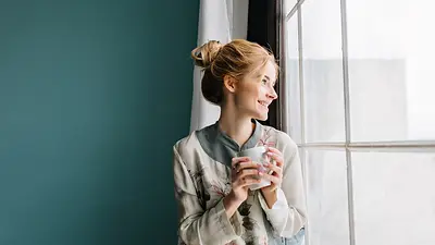 Mujer frente a la ventana Mujer frente a la ventana