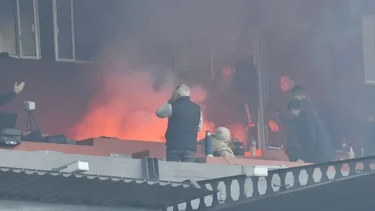 Escándalo en Peñarol vs. Nacional: un herido por una bengala en el palco de prensa