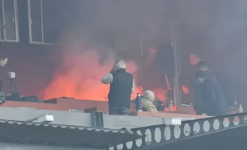 Una persona resultó herida por una bengala arrojada en Nacional vs. Peñarol | Fútbol internacional