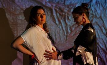 La chica de la lámpara: una obra que plantea objeciones sobre la maternidad  | Teatro
