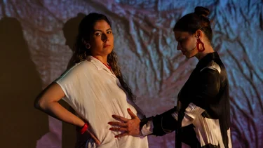 La chica de la lámpara: una obra que plantea objeciones sobre la maternidad y la libertad