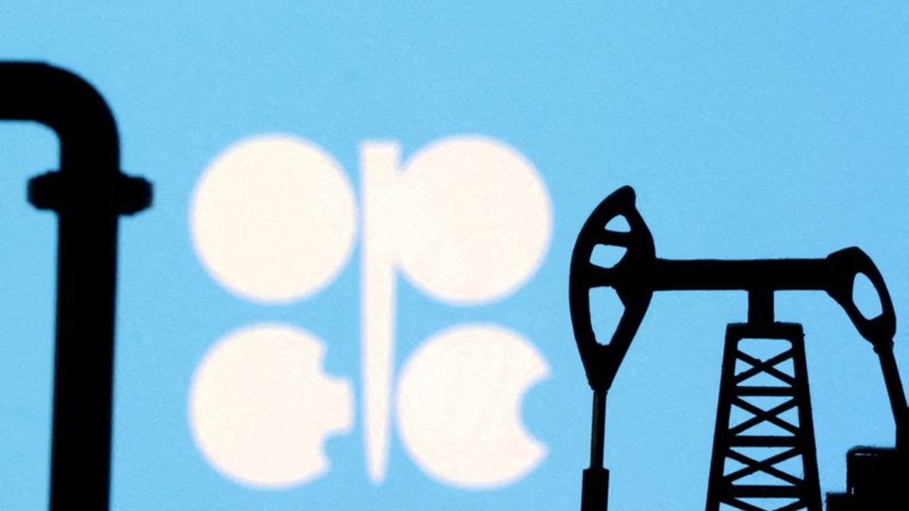 La OPEP+ concluirá en septiembre el gran recorte de la producción de petróleo, según fuentes
