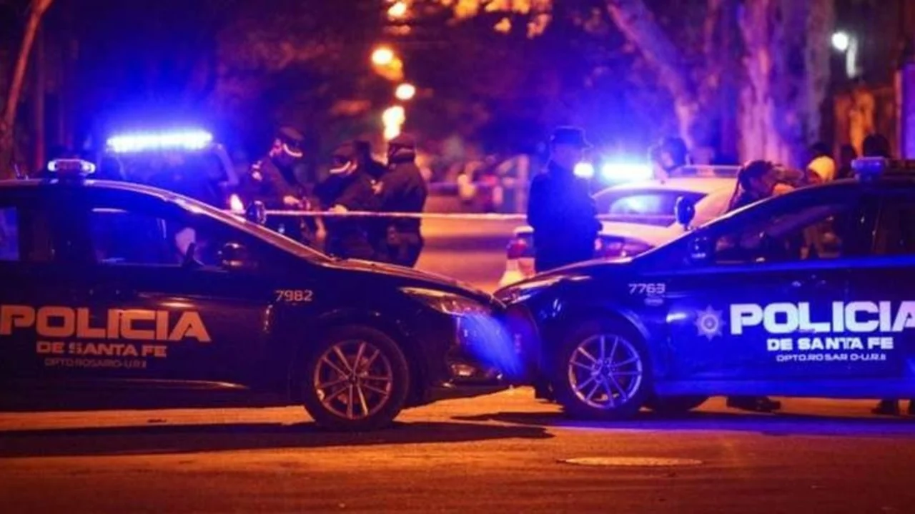 Inseguridad en Rosario: un adolescente asesinado, otro menor herido y un colectivo atacado en dos balaceras