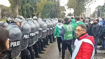 Corte en General Paz: la policía detuvo a trabajadores de ATE Corte en General Paz: la policía detuvo a trabajadores de ATE