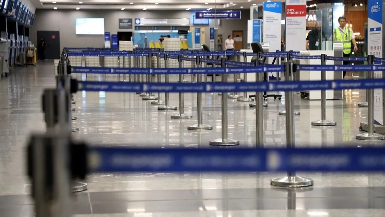 Paro de controladores aéreos en vacaciones de invierno: cuándo se verán afectados los vuelos 