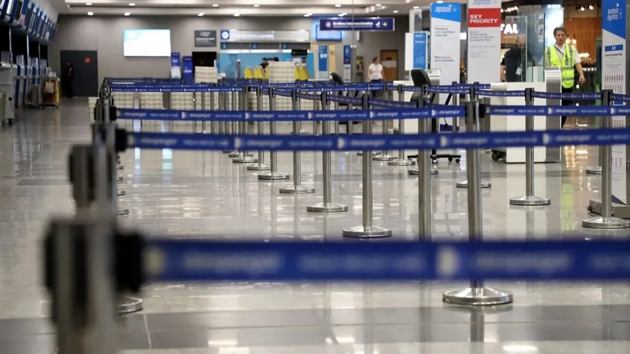 Paro de controladores aéreos en vacaciones de invierno: cuándo se verán afectados los vuelos 