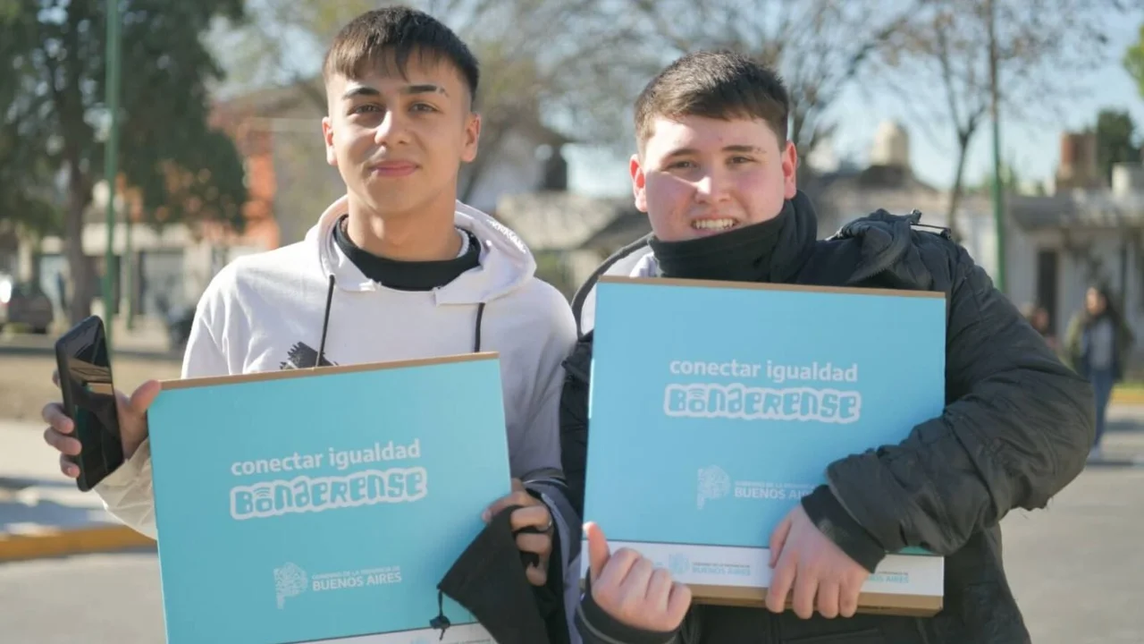 Conectar Igualdad Bonaerense: el gobierno de Kicillof entregó nuevas computadoras a estudiantes y acortó la brecha digital