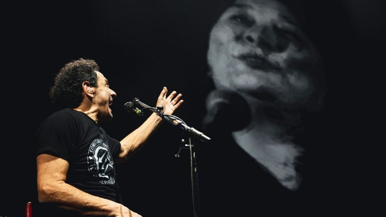 Ricardo Mollo con Mercedes Sosa de fondo