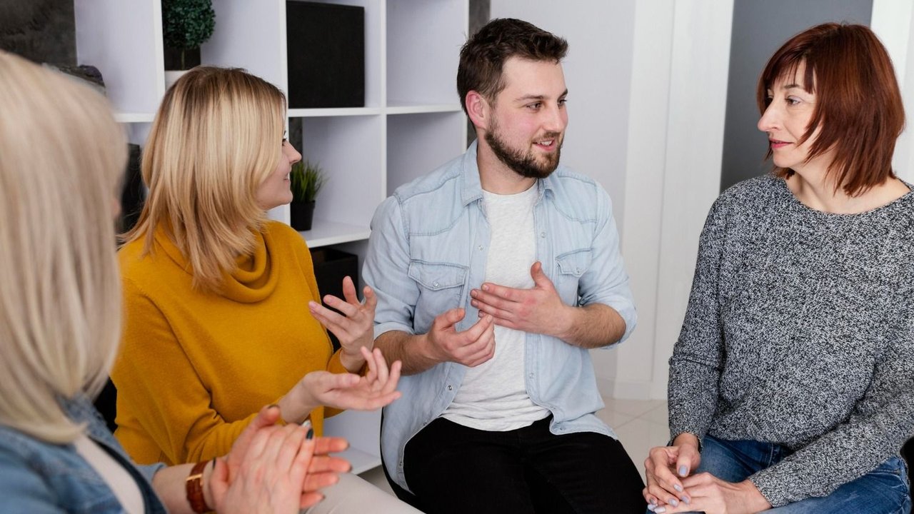 Un grupo de personas charlando