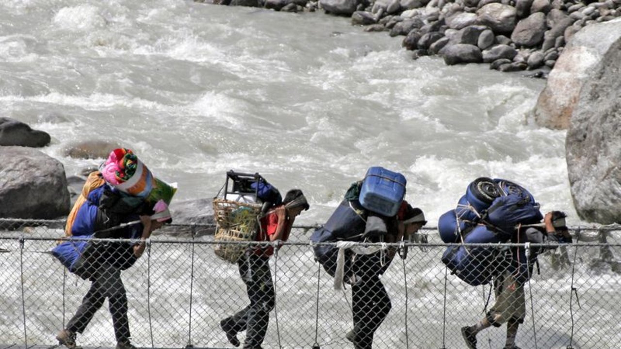 Las inundaciones en la frontera entre Nepal y China dejan decenas de desaparecidos
