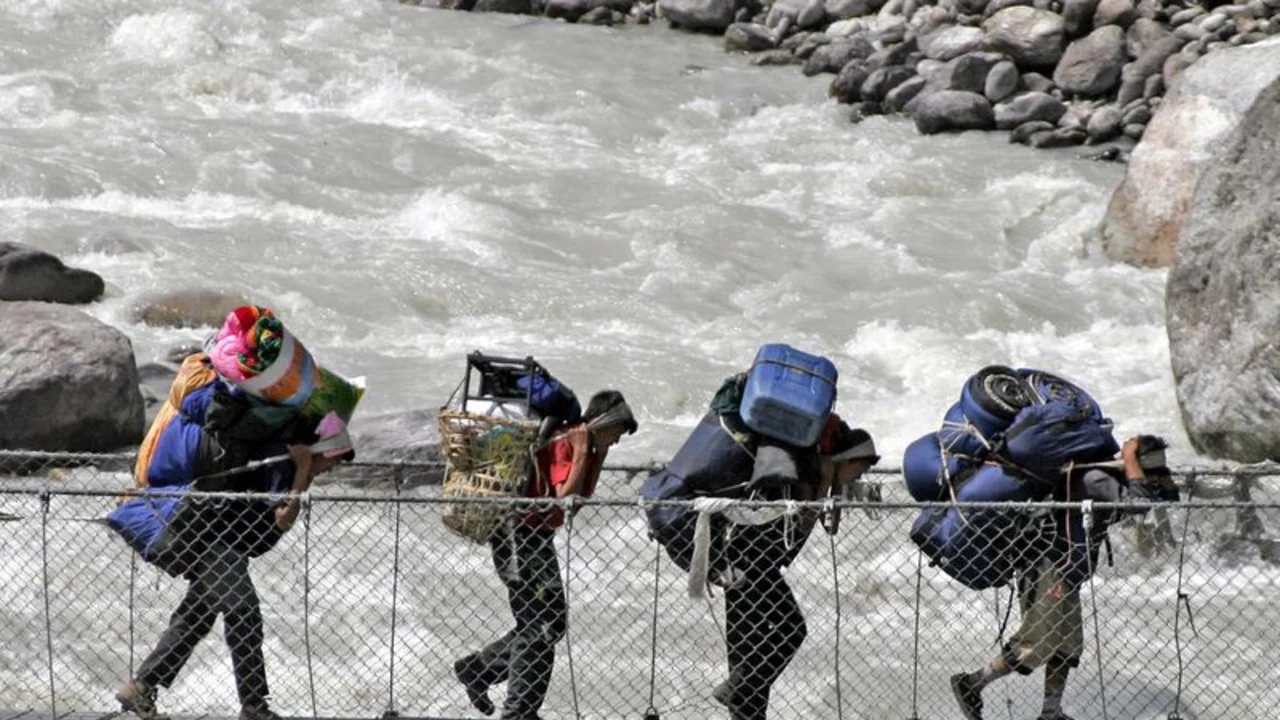 Las inundaciones en la frontera entre Nepal y China dejan decenas de desaparecidos