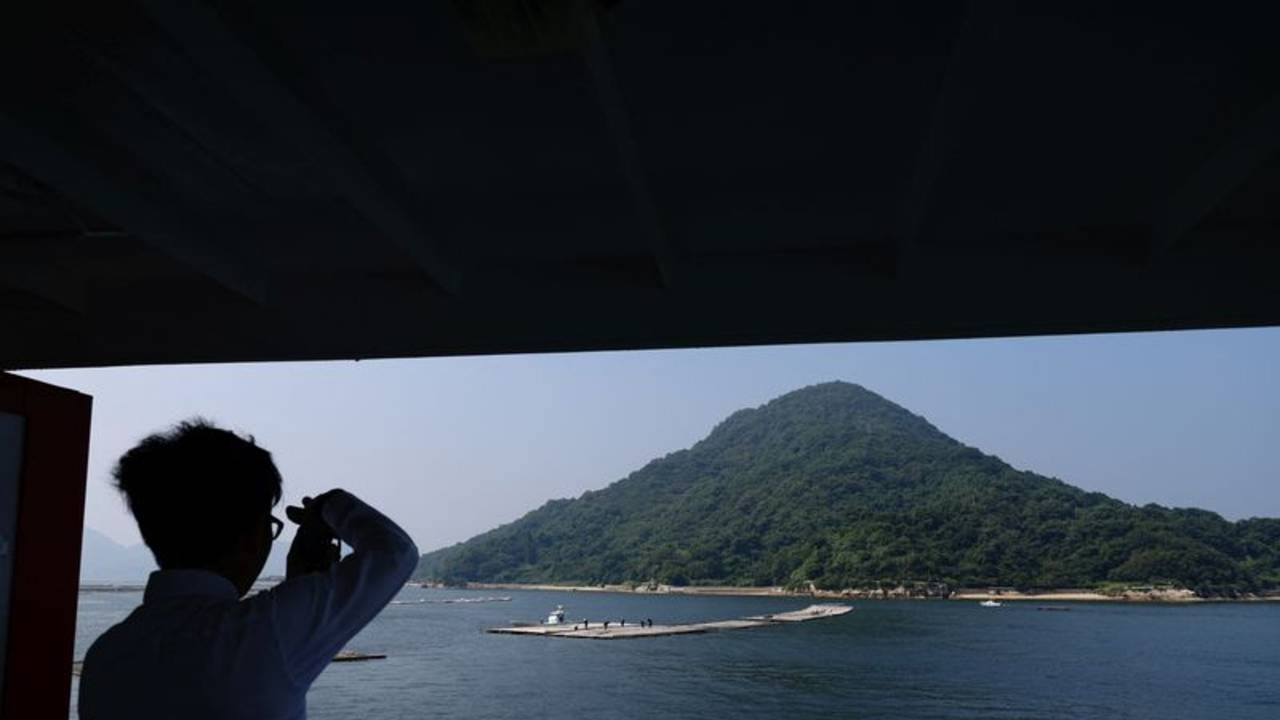 En Hiroshima, un solitario voluntario mantiene viva la guerra buscando restos