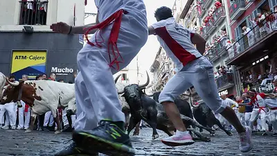 Un corneado y siete golpeados en el segundo día de los Sanfermines en España Un corneado y siete golpeados en el segundo día de los Sanfermines en España