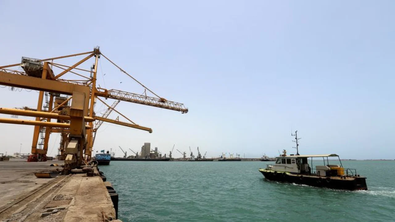 Dos tripulantes heridos y dos desaparecidos en un ataque a un buque frente a las costas de Yemen