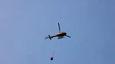 Más de 18.000 personas permanecen confinadas por un incendio en Cataluña Más de 18.000 personas permanecen confinadas por un incendio en Cataluña