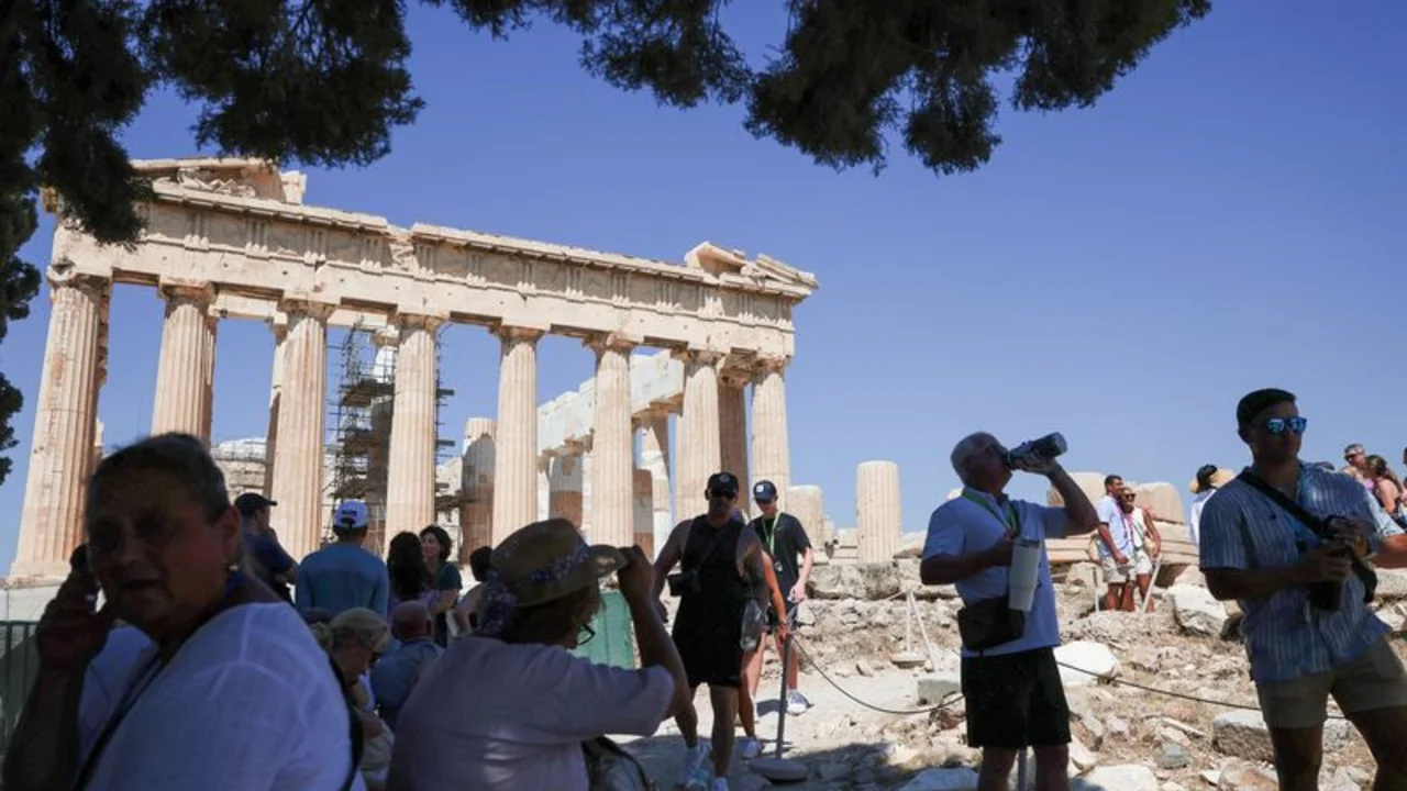 Grecia cierra la Acrópolis parte del día por el calor y prohíbe el trabajo al aire libre