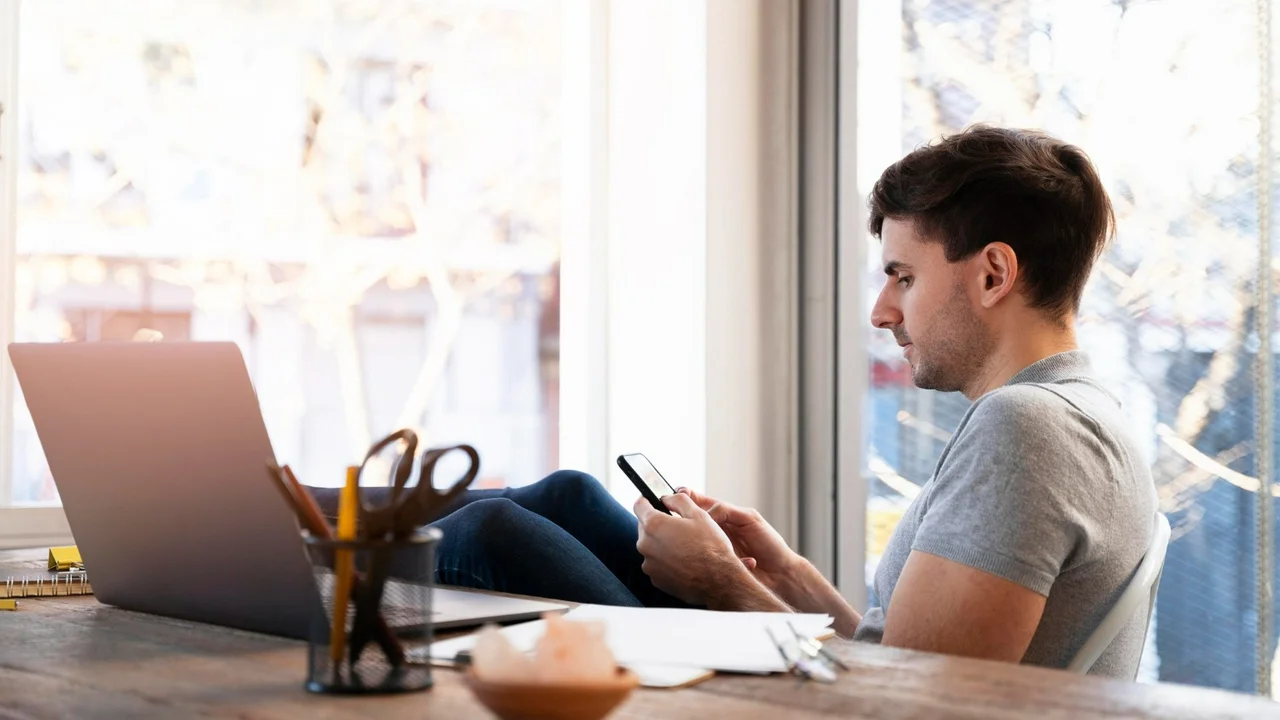 Freelancer argentino usando una app para gestionar sus cobros en criptomonedas