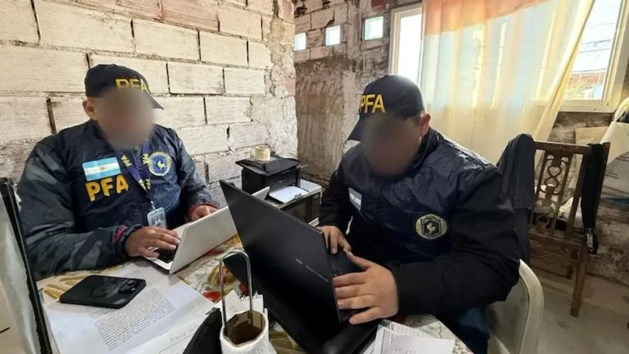 Entre policías y el ISIS: un adolescente atacó a compañeros de colegio y fue allanado