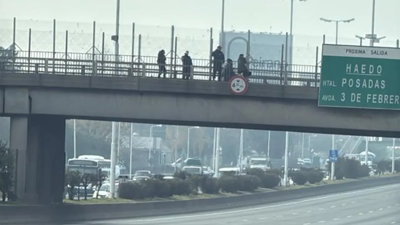 Un hombre amenazó con arrojarse en Acceso Oeste: autoridades realizan un corte preventivo en la zona