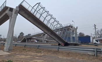 Un camión chocó contra un puente, se derrumbó y provocó caos en una ruta | El destape córdoba
