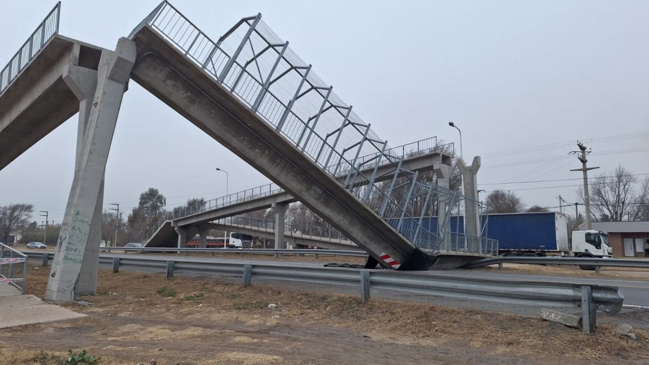 Córdoba: un camión chocó contra un puente, la estructura se derrumbó y provocó caos en una ruta nacional