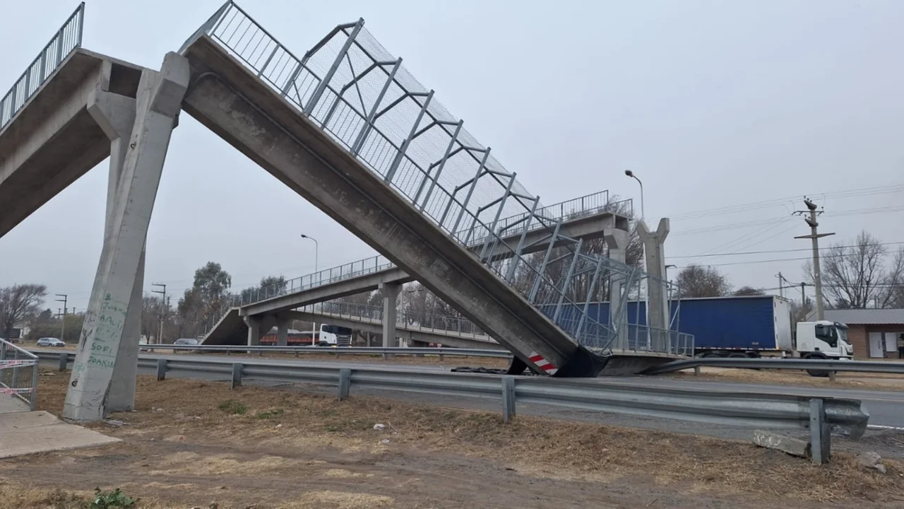 Córdoba: un camión chocó contra un puente, la estructura se derrumbó y provocó caos en una ruta nacional