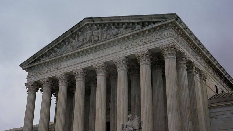 Supremo de EEUU levanta la orden que bloqueaba los despidos masivos de Trump