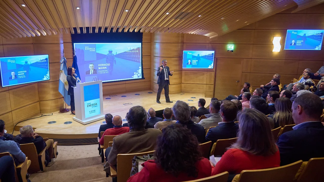 El CEO de YPF presenta el programa Energía PYME frente a proveedores en el auditorio de Puerto Madero.