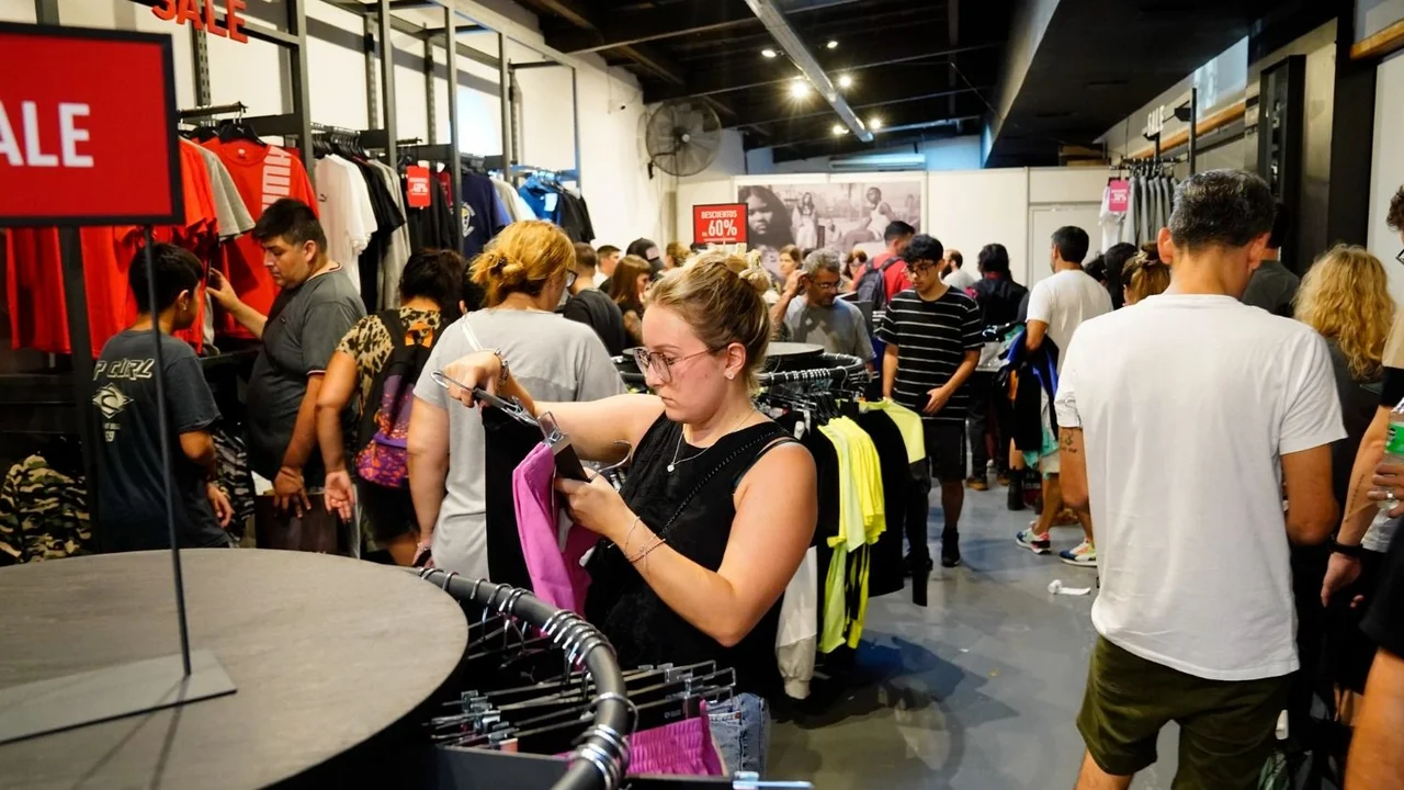 Outlet con ropa en descuento en Buenos Aires. Cuándo abre Re! Outlet en Buenos Aires. Outlet en el Centro de Convenciones de Buenos Aires.