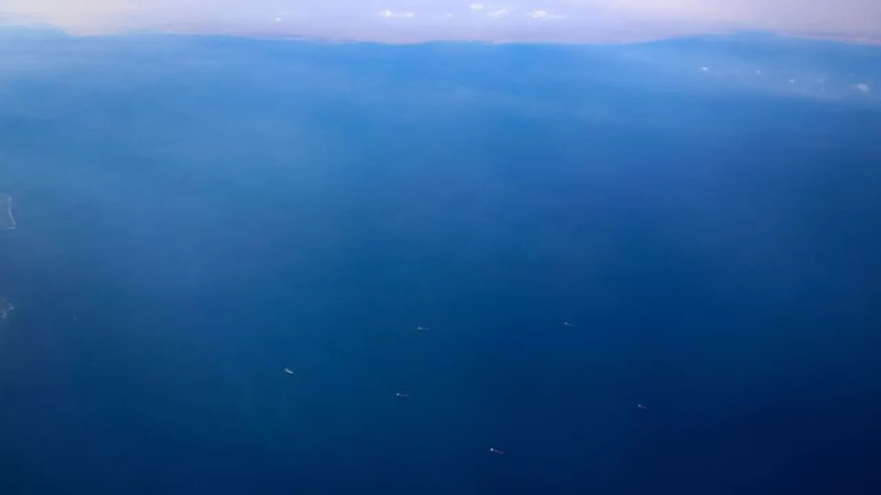 Empresas de seguridad lanzan misión para rescatar tripulación de barco griego atacado por hutíes