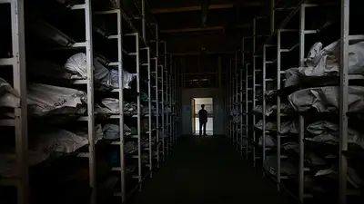 La mujer de una víctima de Srebrenica entierra los restos 30 años después del genocidio de Bosnia La mujer de una víctima de Srebrenica entierra los restos 30 años después del genocidio de Bosnia