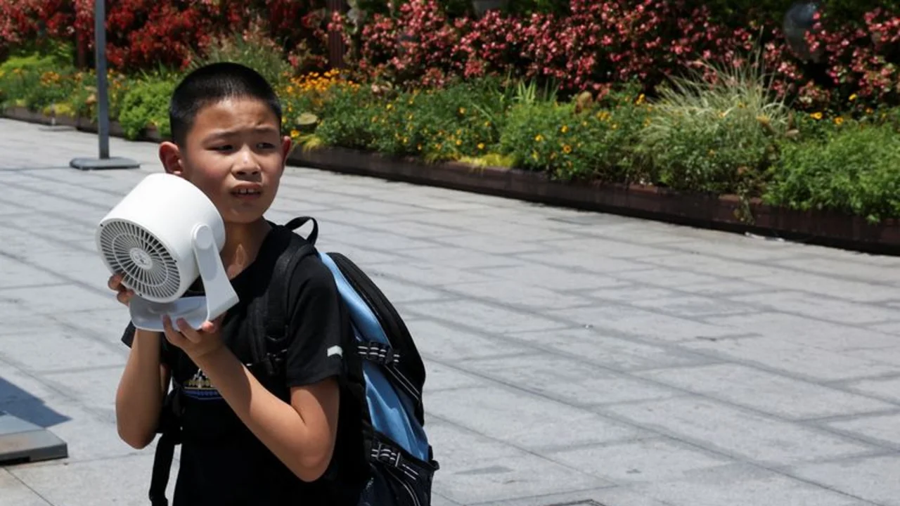 Clima extremo golpea a China con inundaciones, corrimientos de tierra y calor