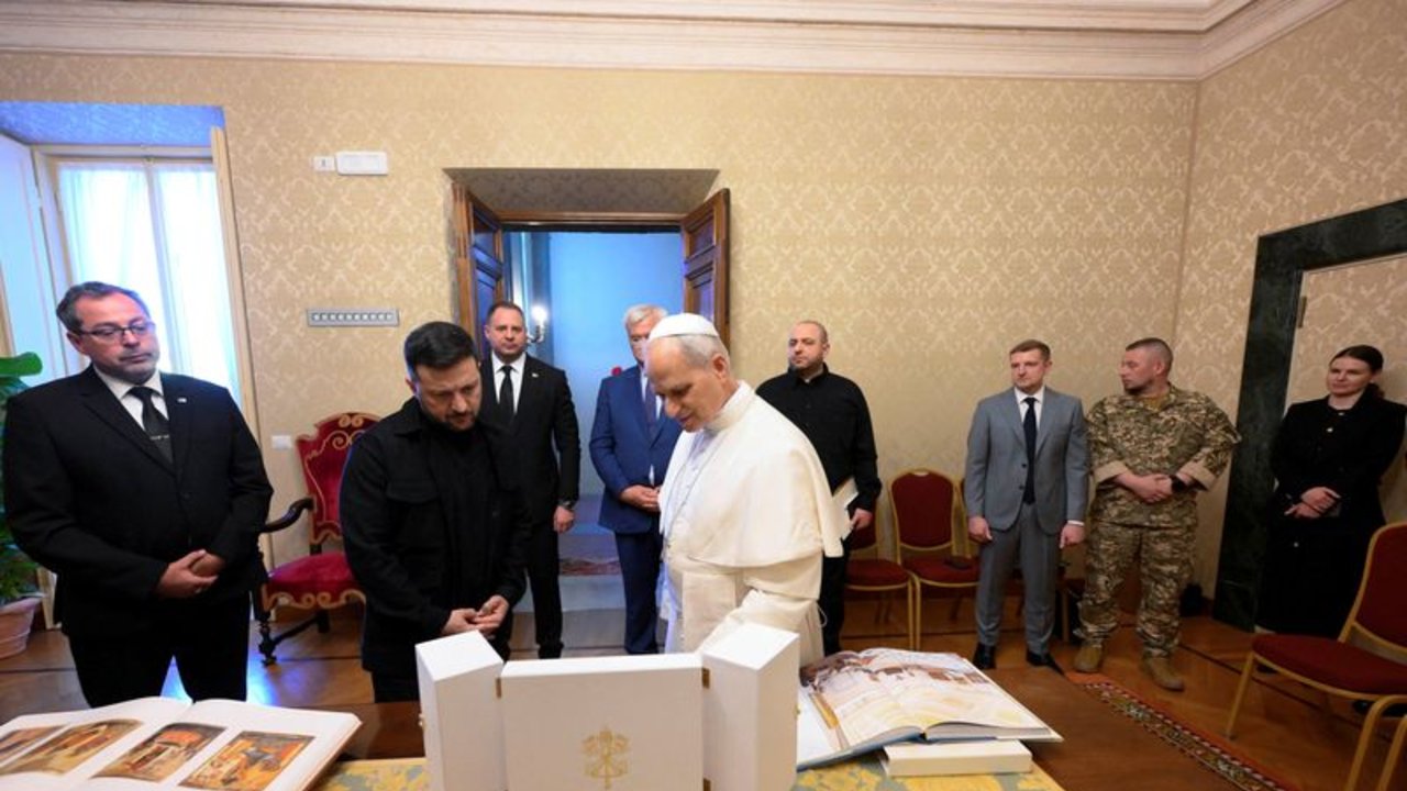 Papa León le dice a Zelenski que el Vaticano podría acoger conversaciones de paz entre Rusia y Ucrania