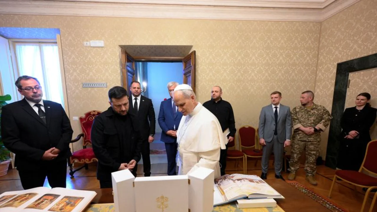 Papa León le dice a Zelenski que el Vaticano podría acoger conversaciones de paz entre Rusia y Ucrania