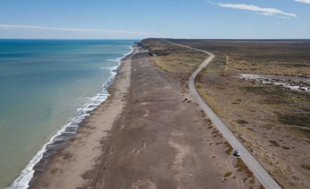 Donde el mar se choca con el camino: la ruta argentina ideal para los amantes de la playa | Turismo