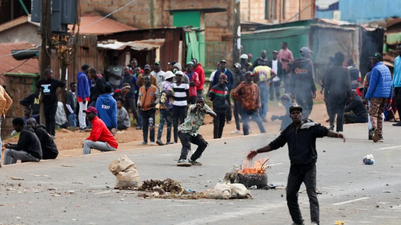 Presidente de Kenia ordena a la policía disparar en la pierna a manifestantes violentos